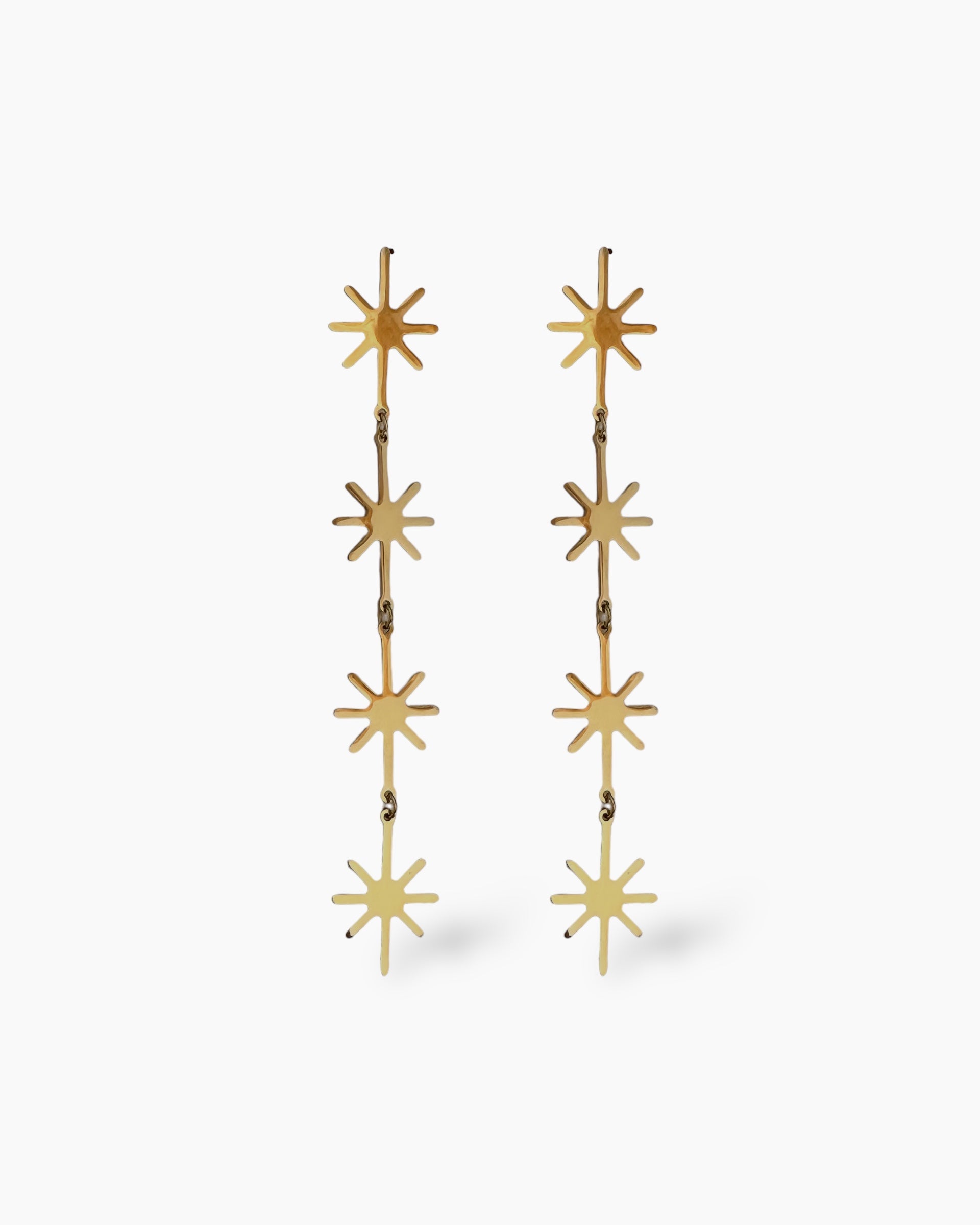 Los PENDIENTES STARS presenta cuatro estrellas que se colocan en una fila vertical, creando un efecto de cascada que aporta un toque de glamour a cualquier look. Fabricados en acero inoxidable bañado en oro.