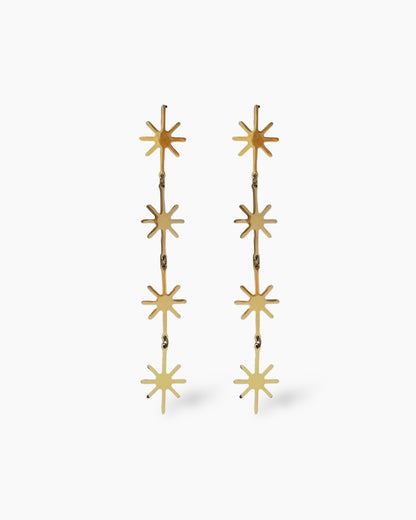 Los PENDIENTES STARS presenta cuatro estrellas que se colocan en una fila vertical, creando un efecto de cascada que aporta un toque de glamour a cualquier look. Fabricados en acero inoxidable bañado en oro.