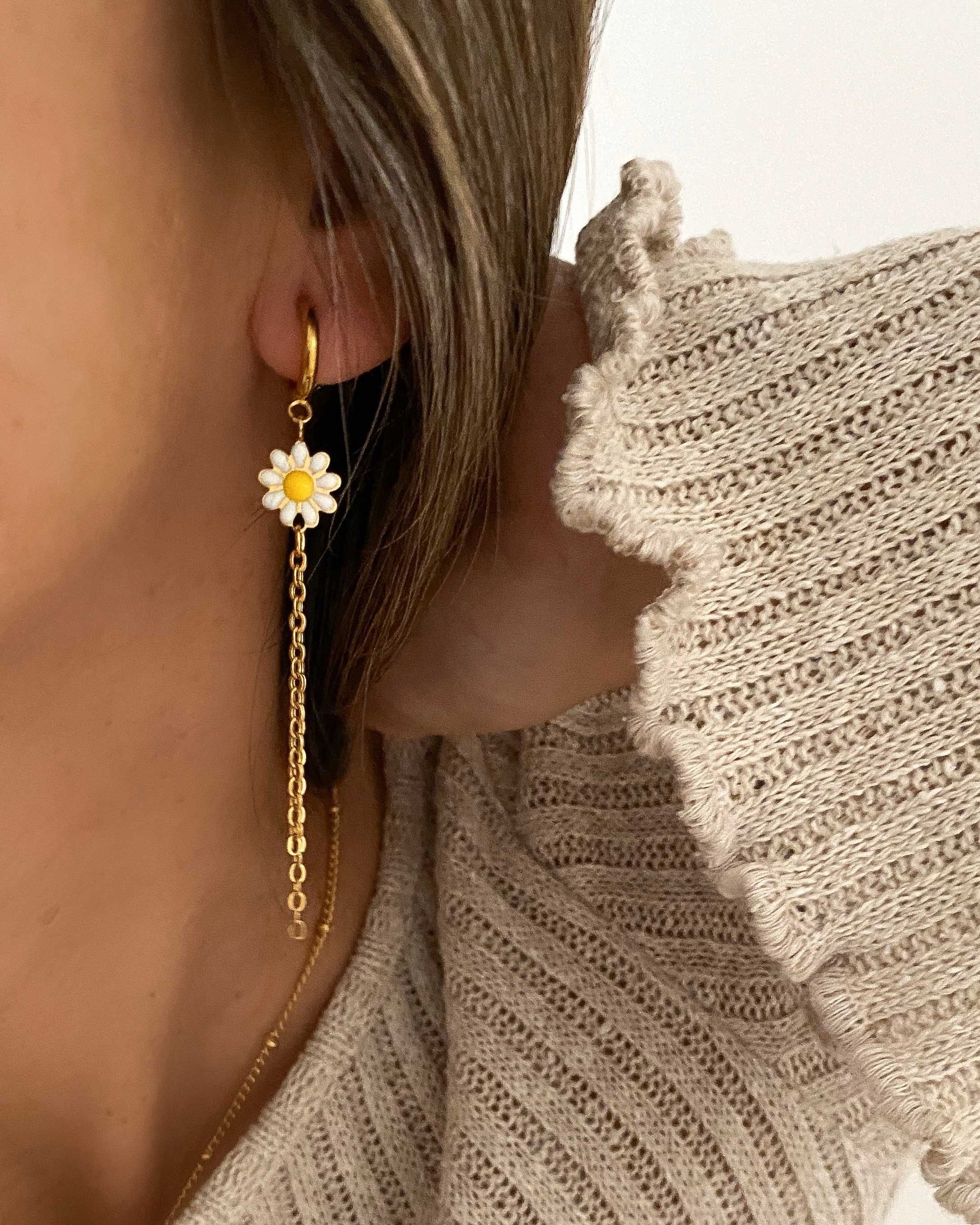 Pendientes de aro con diseño flor margarita con cadenas finas. Acero inoxidable bañado en oro.
