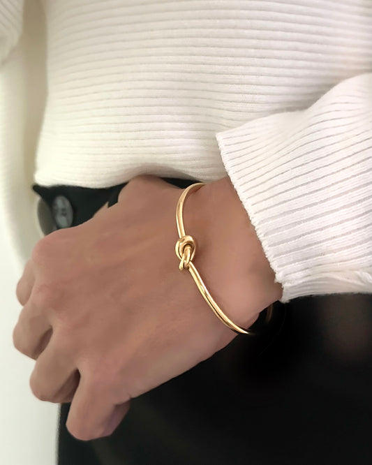 Pulsera brazalete nudo en acero baño de oro 18K Knot