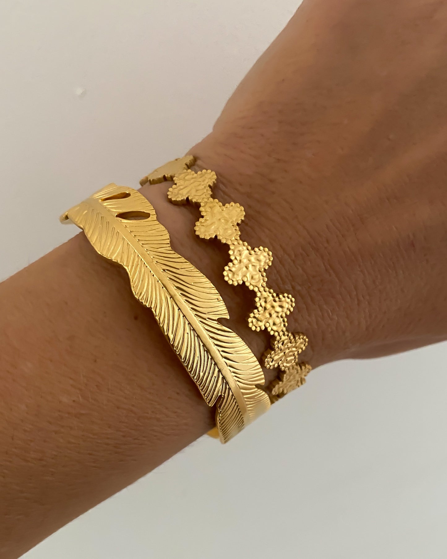 Pulsera brazalete ajustable textura en acero baño oro 18K Sort