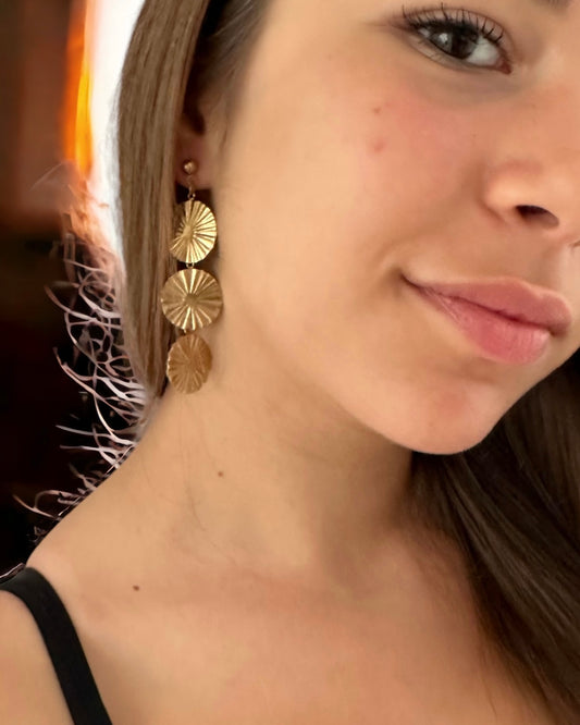 Pendientes largos círculos dorados textura en acero baño oro 18K Lagom