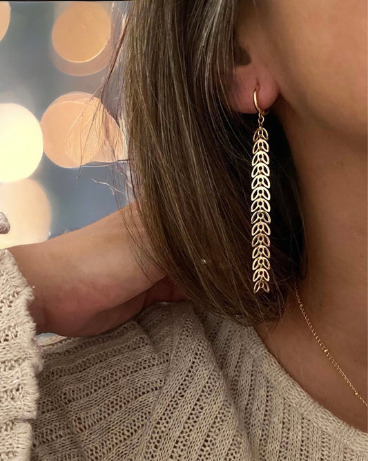 Pendientes dorados largos diseño hojas baño oro Spiga