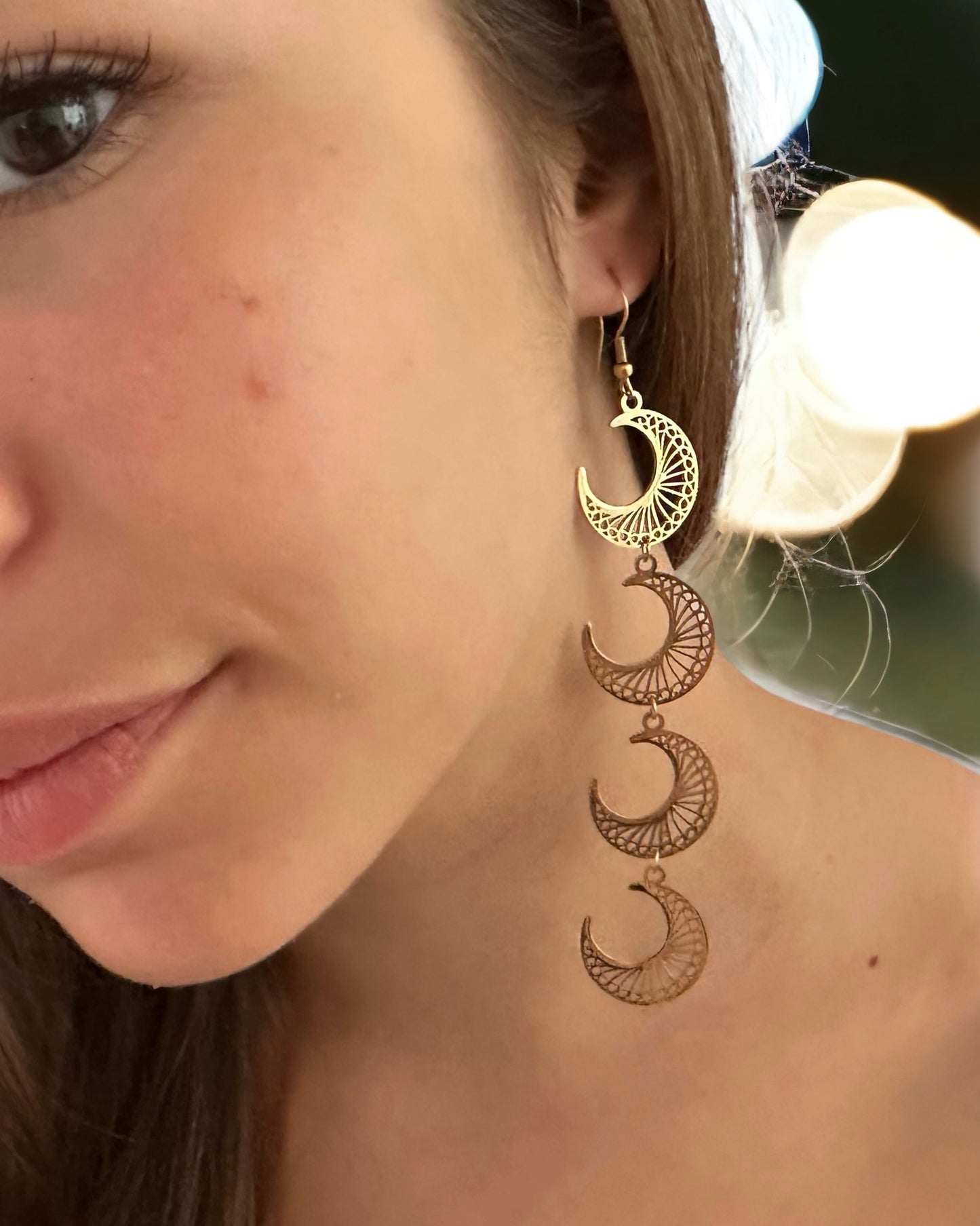 Pendientes largos lunas labradas en acero inoxidable baño oro 18K Lúa