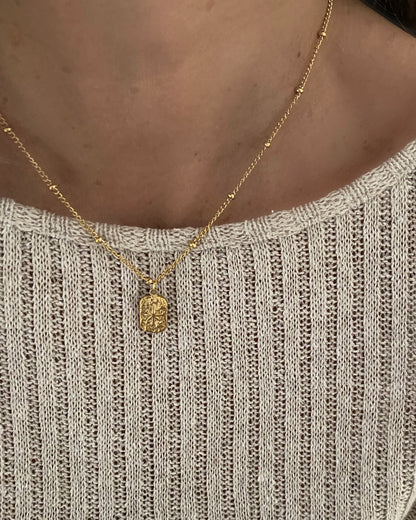 Collar con cadena de bolitas y colgante textura estrella en acero acabado oro Estrella De Oriente