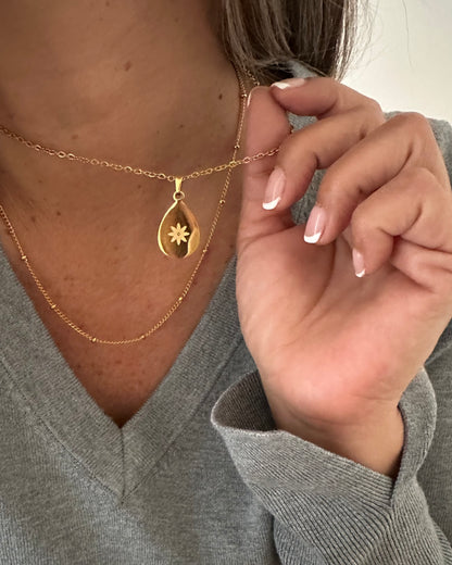 Collar cadena con colgante plano en forma de gota detalle flor en acero baño oro 18K Drop