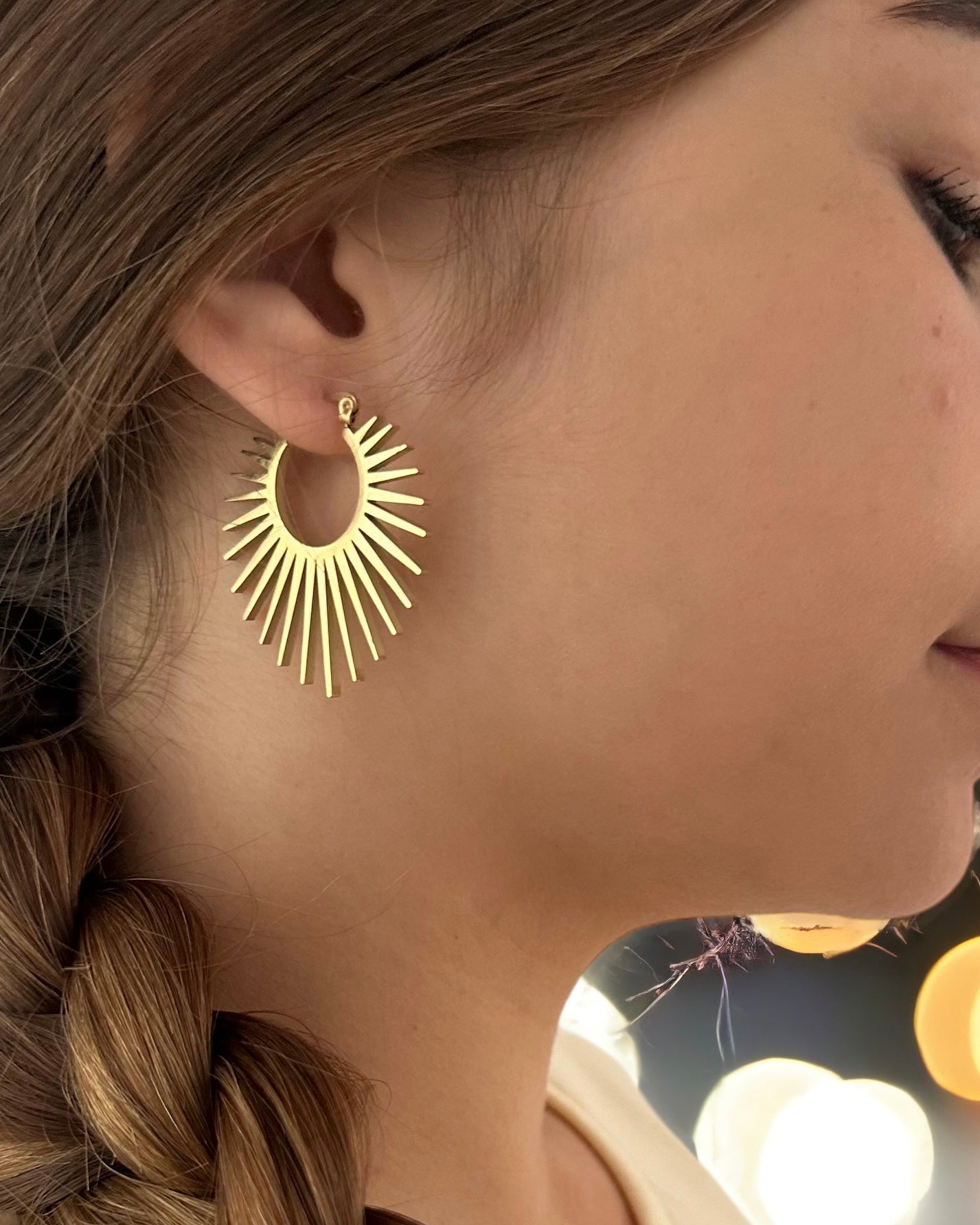 Pendientes de aro diseño rayos de sol en acero baño oro 18K Golden Hour