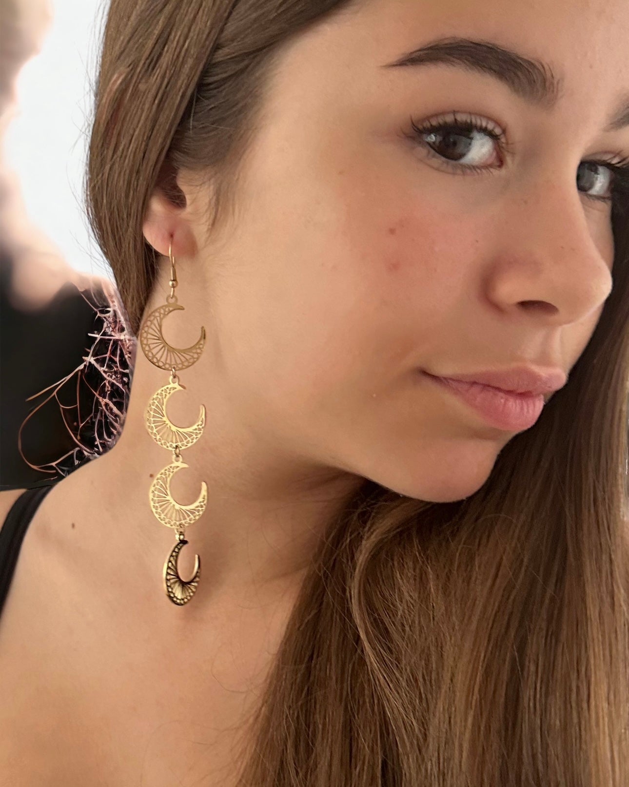 Pendientes largos lunas labradas en acero inoxidable baño oro 18K Lúa