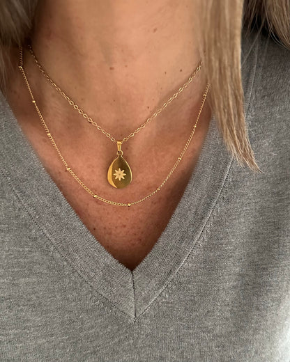 Collar cadena con colgante plano en forma de gota detalle flor en acero baño oro 18K Drop