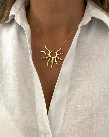 Colgante grande con diseño de rayos de sol en acero baño oro 18K Ra