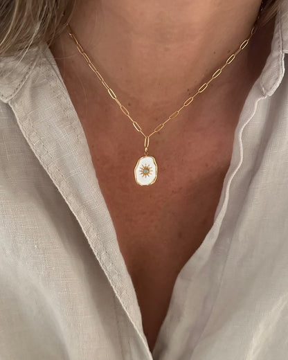 Collar cadena eslabones pequeños con colgante lacado blanco diseño de sol en acero acabado oro 18 Delight